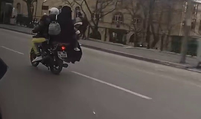 Bursa'da 6 Kişilik Ailenin Tehlikeli Motosiklet Yolculuğu Kamerada