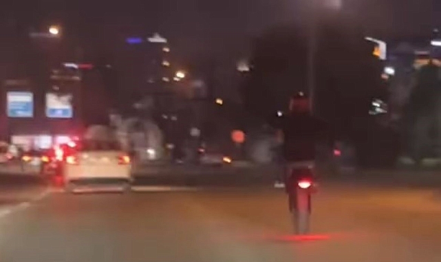 Bursa'da Anayolda Tek Teker Terörü: Motosiklet Sürücüsü Kazaya Davetiye Çıkardı