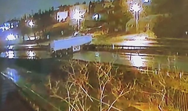 Büyükçekmece'de Tır Kazası: Yağmur Kayganlaştırdı, Tır Ters Döndü