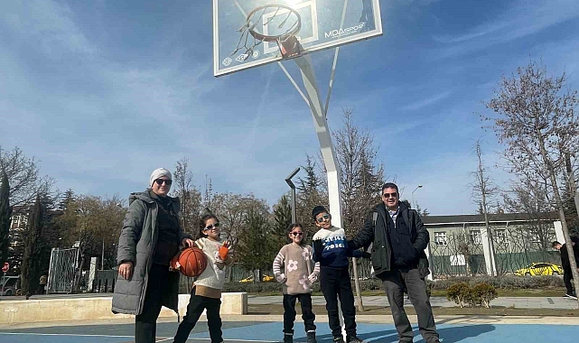 Çocuklar parklarda güzel havanın tadını çıkardı