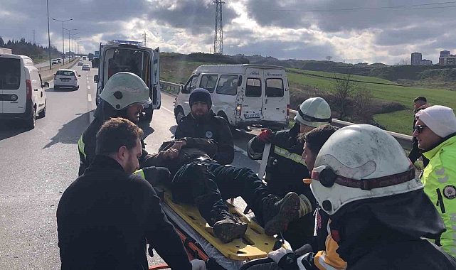 Çorlu'da Kaza: Minibüs Sürücüsü Araçta Sıkıştı