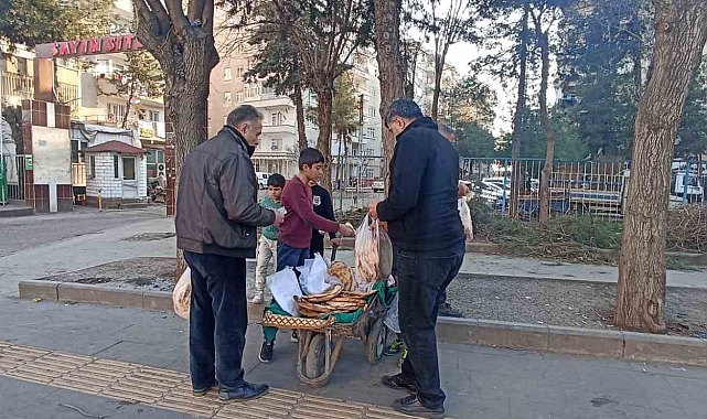 Diyarbakır'da Çocuklar Tandır Ekmeği Satıp Geçimlerini Sağlıyor