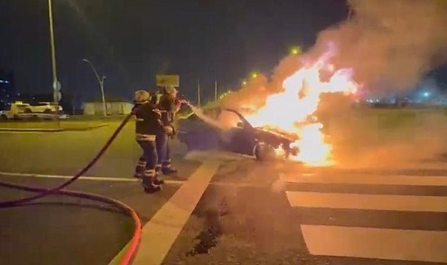 Diyarbakır'da Otomobil Yangını: Araç Kullanılamaz Hale Geldi