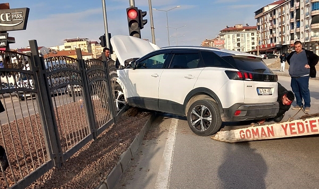 Elazığ'daki trafik kazası kameralara yansıdı: Aracın altında kalmaktan son anda kurtuldu