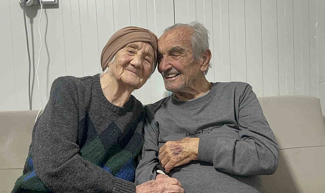 Enkazdan çıkarak birlikte yaşama tutunan 71 yıllık evli çift mutluluğun sırrını anlattı