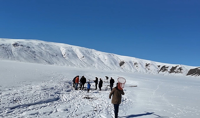 Erciş'te "Eskimo Usulü" Balık Avı