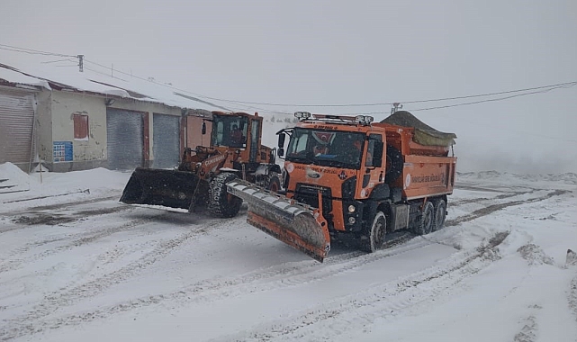 Erzurum'da Kar ve Tipi Ulaşımı Olumsuz Etkiliyor: Karayolları Ekipleri Teyakkuzda