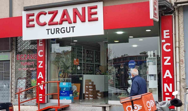 Gaziosmanpaşa'da motosikletli saldırganlar eczaneye ateş açtı, şüpheliler güvenlik kamerasına yakalandı