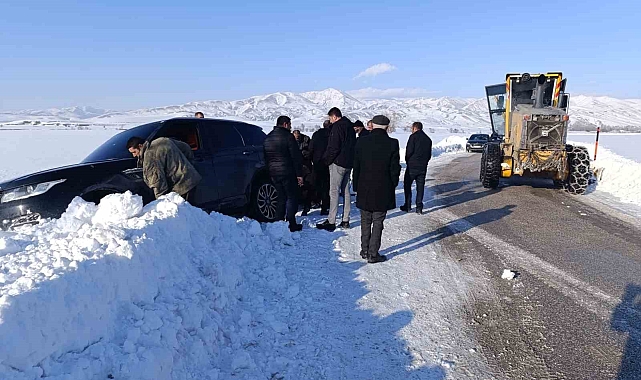 Hakkari Yüksekova'da Kar Engeli: Sürücü Mahsur Kaldı, Ekipler Yetişti