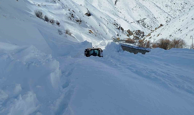 Hakkari'de Çığ Felaketi Devam Ediyor: Yol Yeniden Kapandı