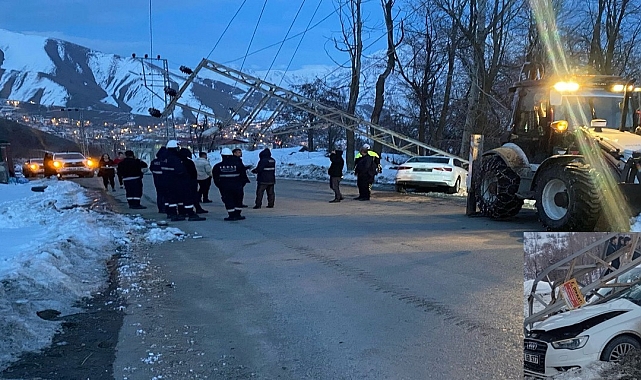 Hakkari'de Otomobil Elektrik Direğine Çarptı: 2 Yaralı
