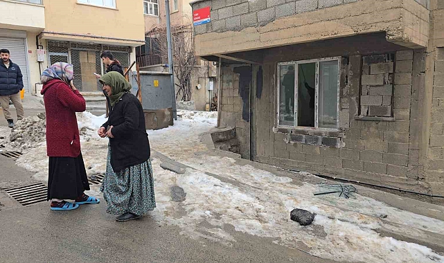 Hakkari'de park halindeki araç yokuş aşağı kayarak evin duvarını yıktı