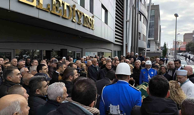 Hayatını kaybeden Ayfer Atay için Beşiktaş Belediyesi önünde tören düzenlendi