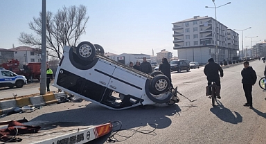 Iğdır'da Bir Trafik Kazası Daha!  Direksiyon Hakimiyeti Kaybeden Sürücü Refüje Çarparak Takla Attı
