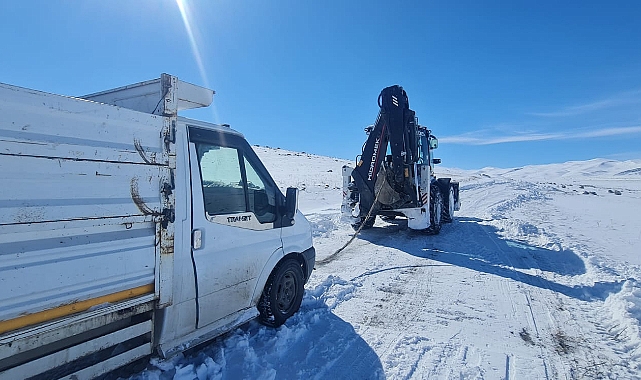 Iğdır'da Tipi Nedeniyle Mahsur Kalan Kamyonet Kurtarıldı