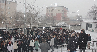 Iğdır İl Milli Eğitim Müdürü Aziz Gün'den Anlamlı Ziyaret: Öğrencilere Umut ve Dayanışma Mesajı