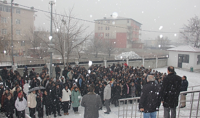 Iğdır İl Milli Eğitim Müdürü Aziz Gün'den Anlamlı Ziyaret: Öğrencilere Umut ve Dayanışma Mesajı