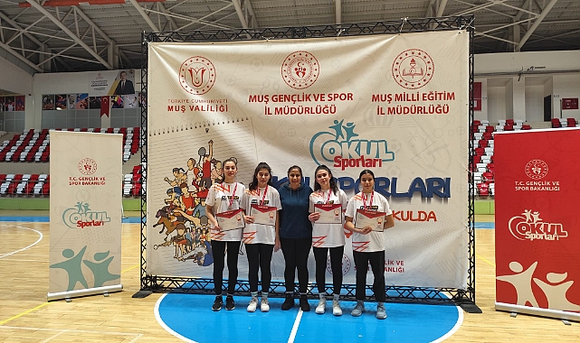Iğdır'ın Gururu: 70. Yıl Cumhuriyet Anadolu Sağlık Meslek Lisesi Kız Badminton Takımı Bölge İkincisi Oldu!