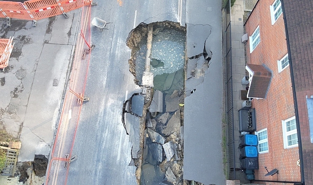 İngiltere'de 20 metre genişliğindeki obruk bahçeyi yuttu