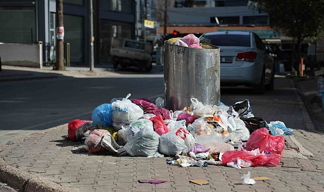 İşçiler greve gitti, sokaklar çöp doldu