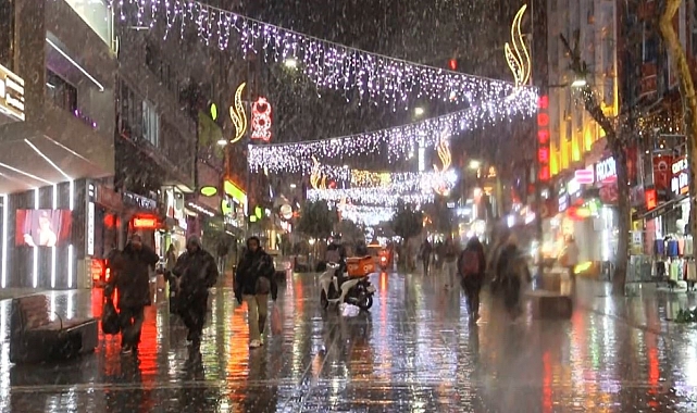 İstanbul'da Kar Kaosu: Araçlar Yolda Kaldı, Yayalar Zor Anlar Yaşadı