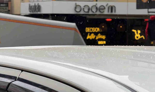 İstanbul'da Kar Yağışı Başladı: Vatandaşlar Mutluİstanbul'da Kar Yağışı Başladı: Vatandaşlar Mutlu