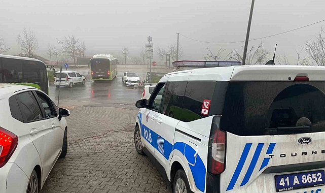 İzmit'te İki Otomobil Çarpıştı: 2 Yaralı