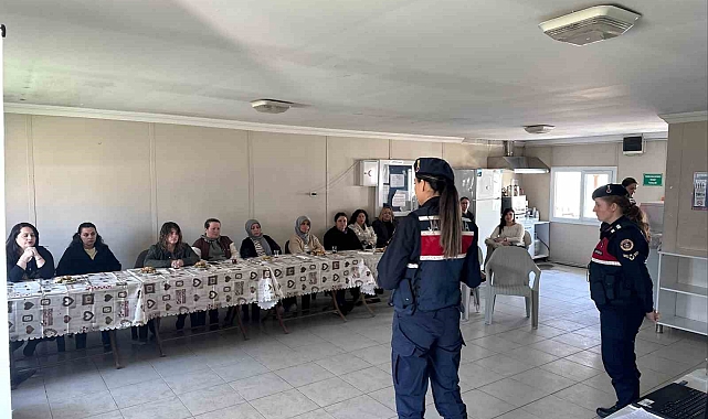 Jandarma fabrikadaki kadın çalışanları bilgilendirdi