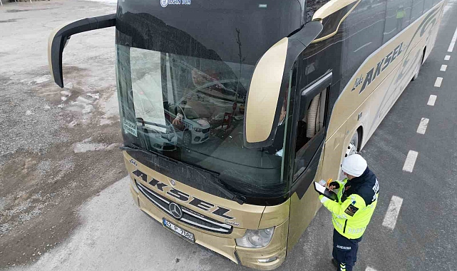 Jandarma yolcu gibi bindiği otobüsü denetledi
