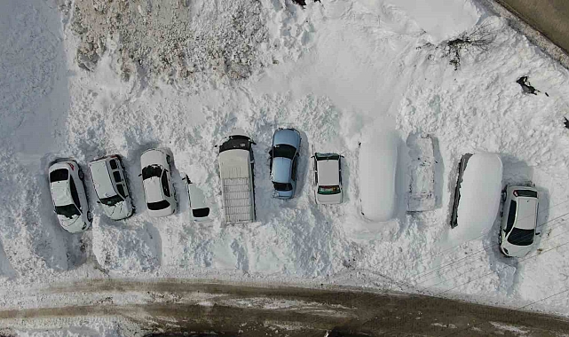 Kalınlığı 2 metreyi aşan kar ilçede hayatı felç etti