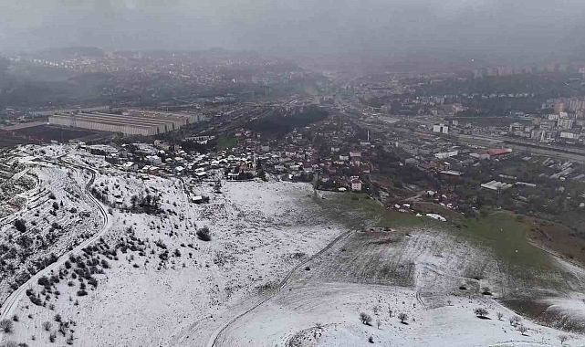 Kar yağışı sonrası kentte siyah beyaz renkler hakim oldu