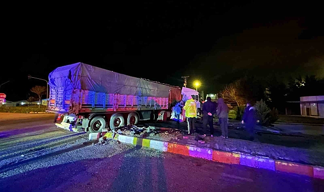 Karacabey'de Kavşakta Tır Kazası: İki Sürücü Yaralandı