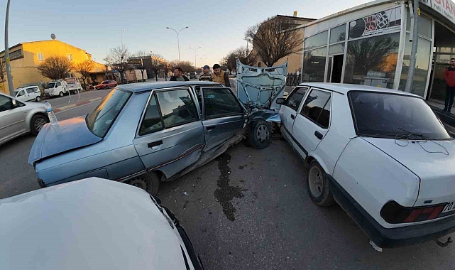 Karaman'da otomobiller çarpıştı: 2 yaralı