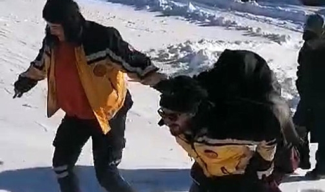 Kars'ta Sağlık Çalışanından Örnek Davranış: Yaşlı Hastayı Karlı Yolda Sırtında Taşıdı