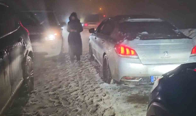 Kartepe'de Kayak Yoğunluğu ve Kar Yağışı Trafiği Felç Etti