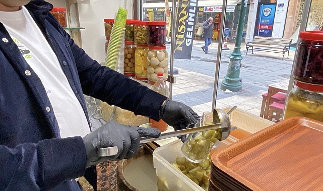 Kayseri'de Acı Turşu Suyu Boğaz Ağrılarına Şifa Oluyor