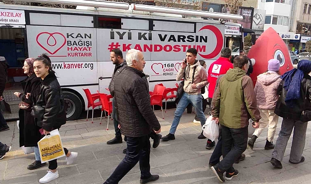 Kızılay'a kan bağışlayanlara oyuncak hediye