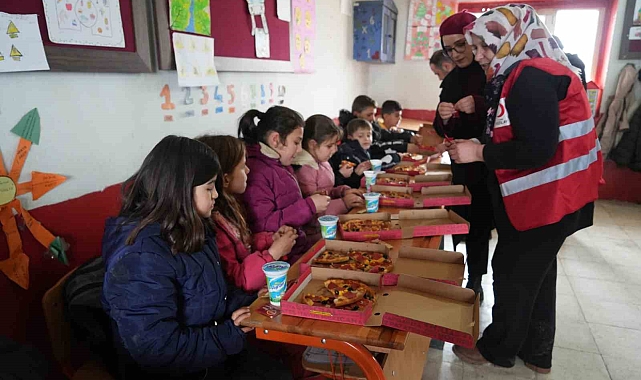 Kızılay'dan Köy Çocuklarına Pizza İkramı