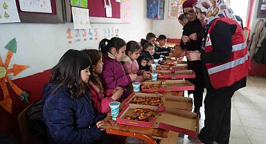 Kızılay'dan Köy Çocuklarına Pizza İkramı