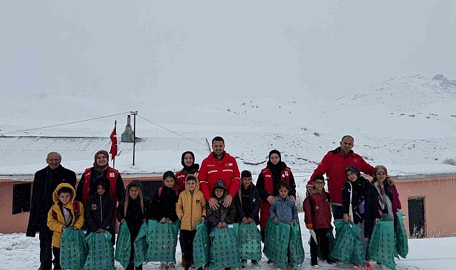 Kızılay'dan Minik Kalplere Dokunuş: Ağrı'da Köy Okulu Ziyareti