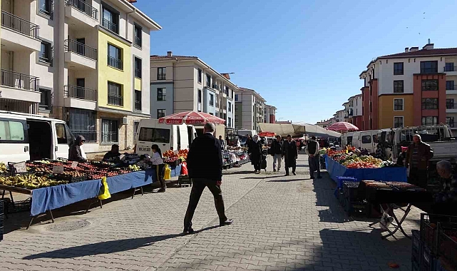 Konutlarda kalan depremzedeler için semt pazarı kuruldu
