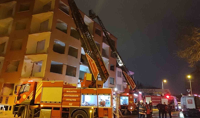 Malatya'da Ağır Hasarlı Binada Yangın Paniği