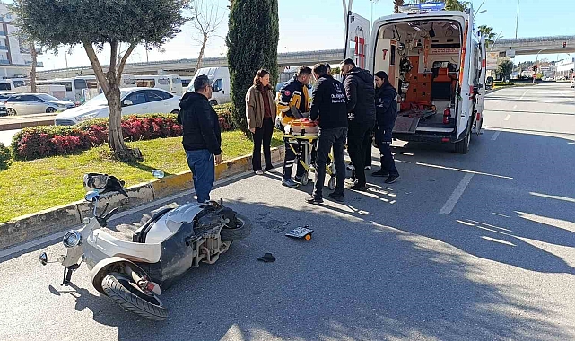 Manavgat'ta Kamyonet Motosiklete Çarptı: 2 Yaralı