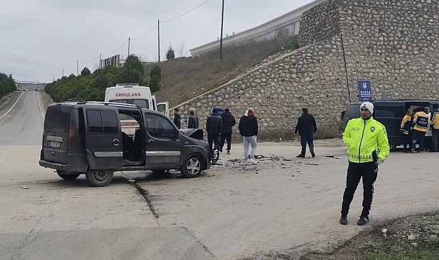 Minibüs ile hafif ticari araç çarpıştı: 6 yaralı