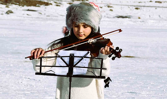 Minik Keman Virtüözü Mihrimah Ela'dan Buz Tutan Çıldır Gölü'nde Unutulmaz Konser