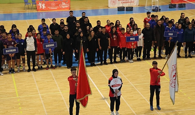 Muş'ta Okul Sporları Badminton Gençler Grup Müsabakaları Coşkusu