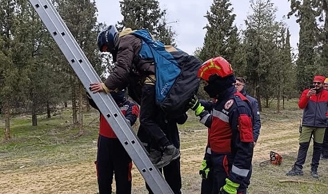 Pamukkale'de Yamaç Paraşütü Pilotu Ağaçta Mahsur Kaldı