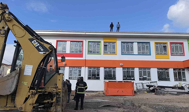 Paralarını alamayan işçiler anaokulunun çatısına çıktı