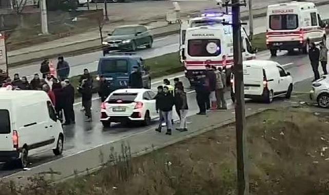 Sakarya'da Tır ile Sürücü Kursu Aracı Çarpıştı: 4 Yaralı