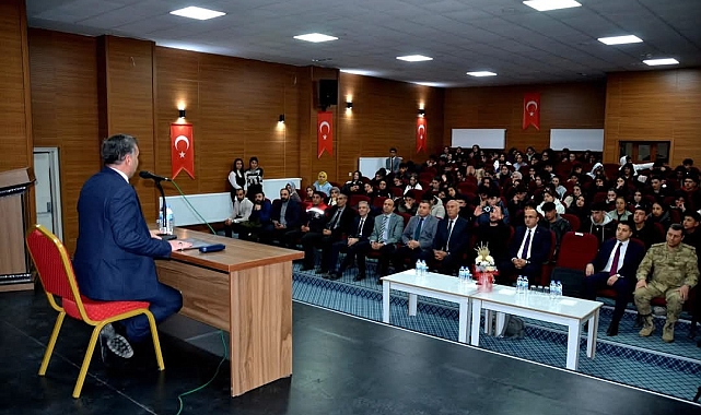 Şenkaya'da "Dilimiz Kimliğimizdir" Konferansı Düzenlendi